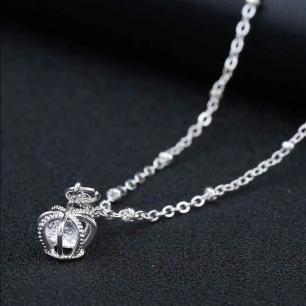 3/$30 🤍 Crown Pendant Necklace